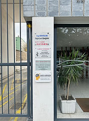 Cabinet d'entrée batiment et plaque murale David Laurençon Tarbes