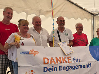 Klaus-Peter Reimann (4.v.l.) wurde für sein Engagement beim TSV Offleben von 1893 geehrt.