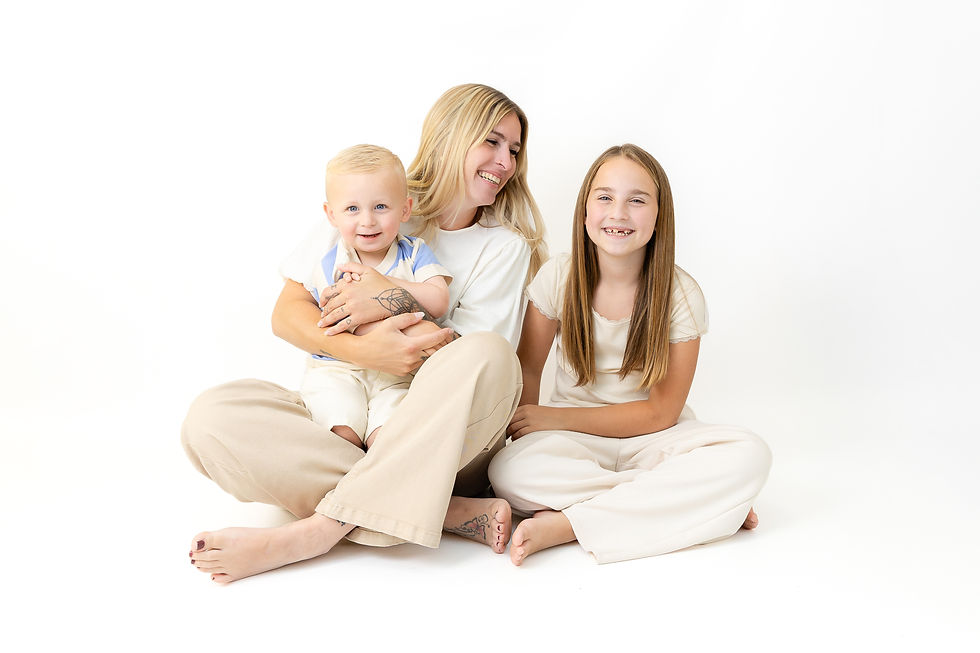 trotse alleenstaande moeder met 2 kinderen jongen en meisje fotoshoot