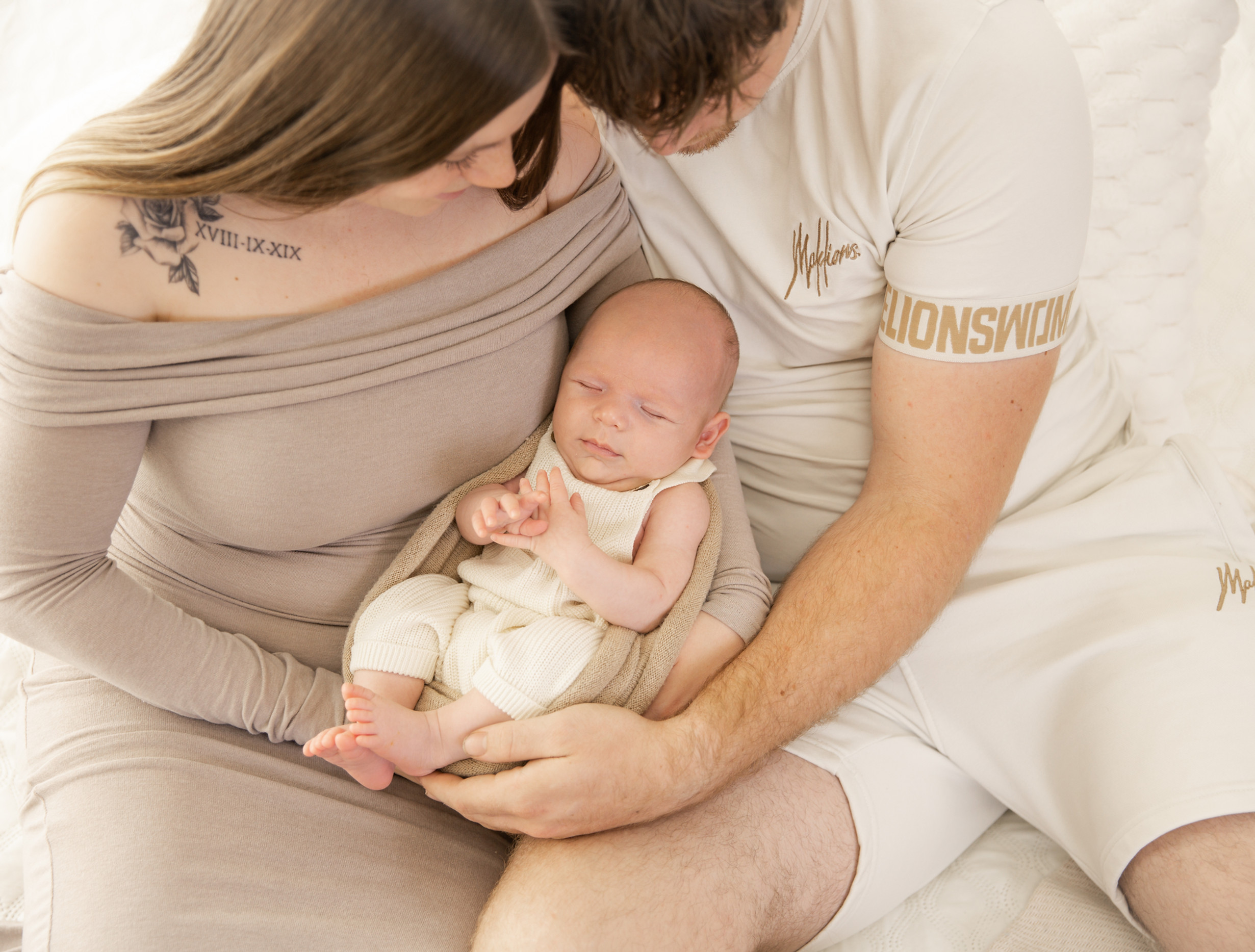 Newborn met papa en mama. byfab fotografie landgraafpg