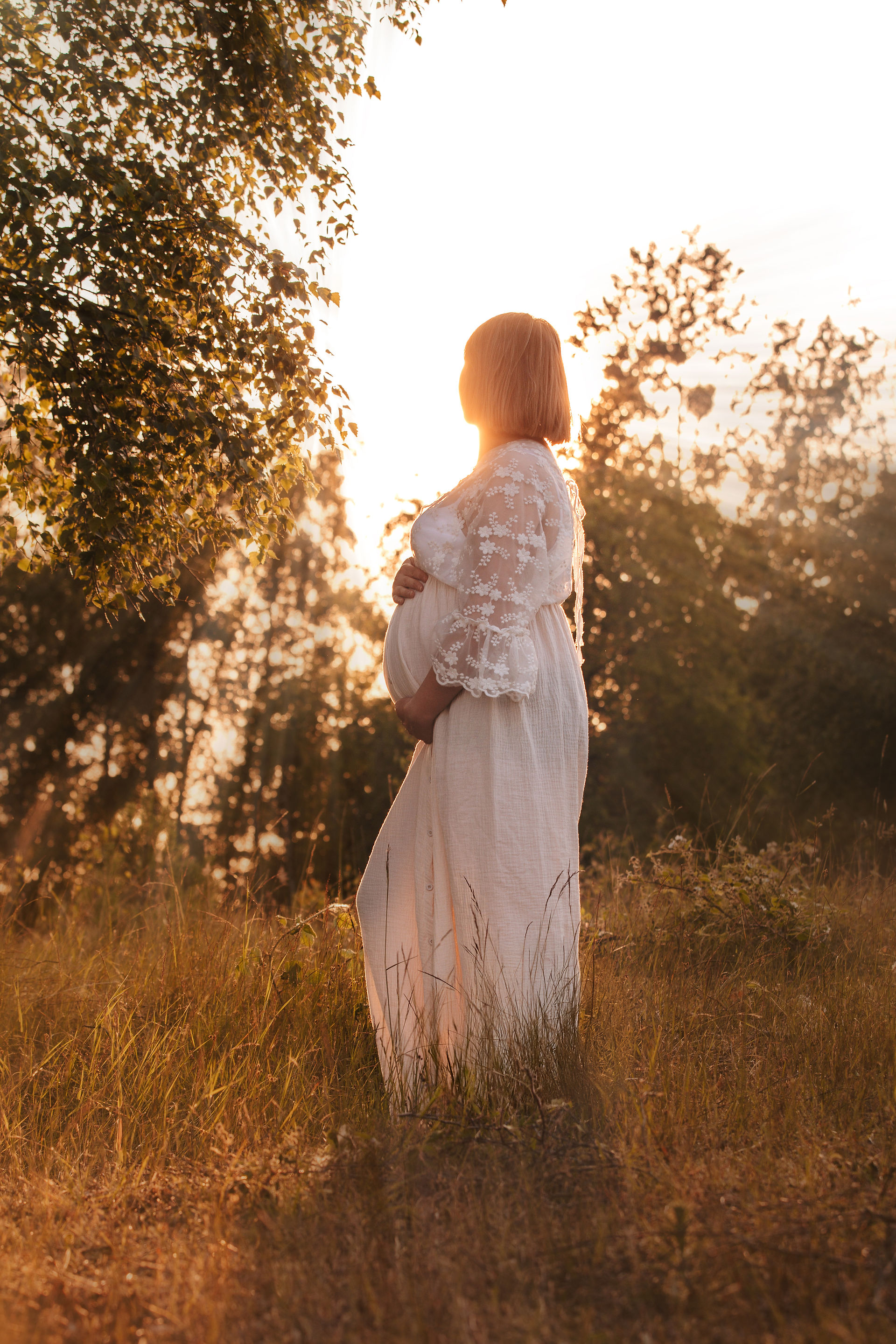 zonsondergang zwangere vrouw tijdens fotoshoot