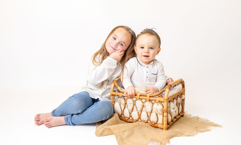 Broer en zus tijdens een kinderfotoshoot in de studio in Landgraaf