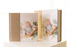 Een tijdloos luxe fotoalbum met bijpassende bewaardoos.
De dikke lay-flat pagina’s zorgen ervoor dat jouw beelden volledig tot hun recht komen.
Ontworpen als een erfstuk voor nu én later.