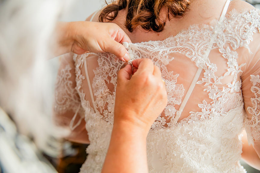 Aankleden bruid samen met moeder