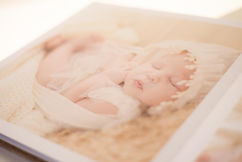 De stevige, vlakliggende pagina’s geven iedere foto ruimte om te ademen.
Geen dun papier, maar kwaliteit die je voelt wanneer je bladert.