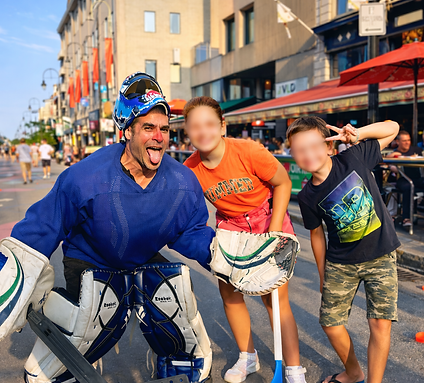 Bobby le Gardien de but et les enfants heureux.png