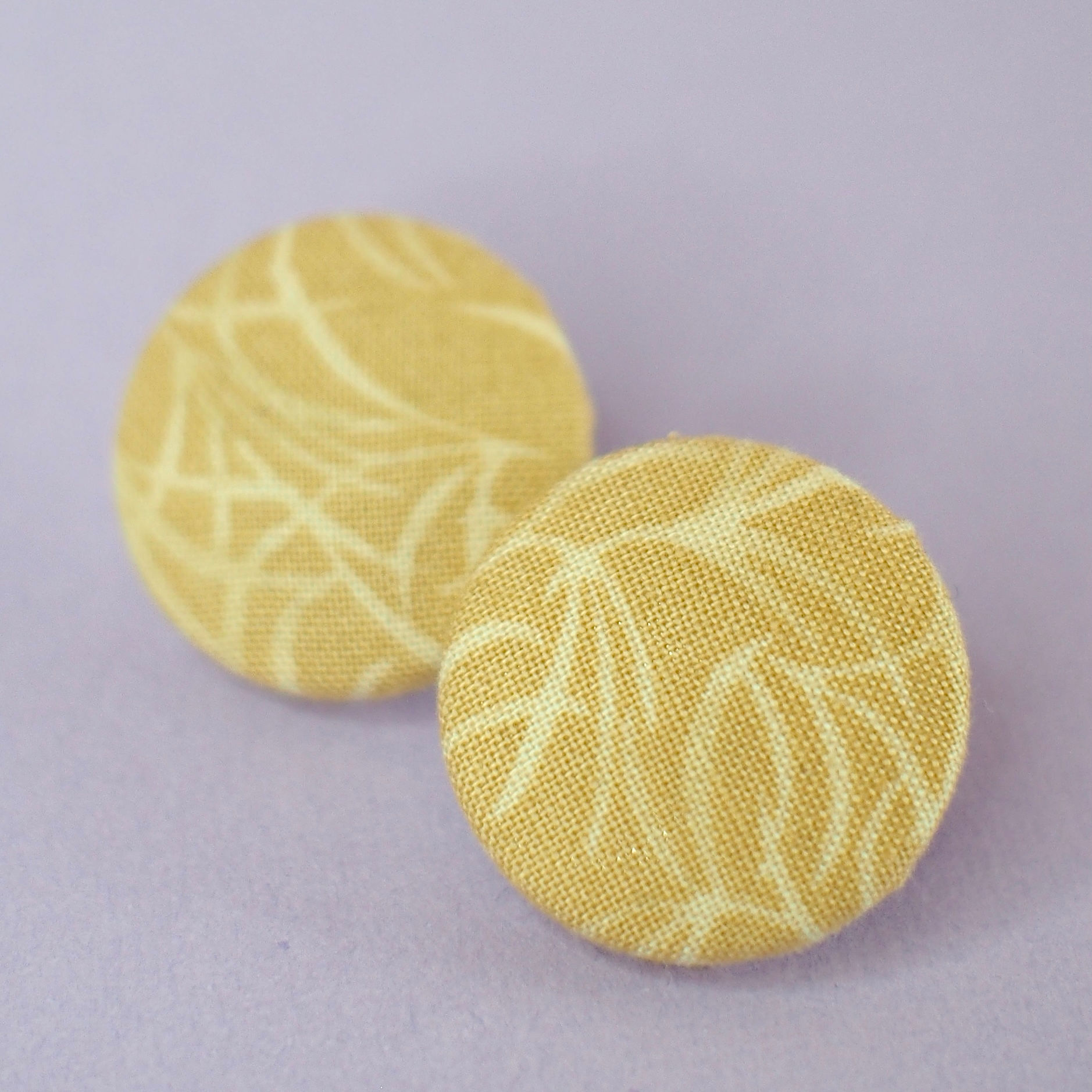 Big Buttons - Tan leaves