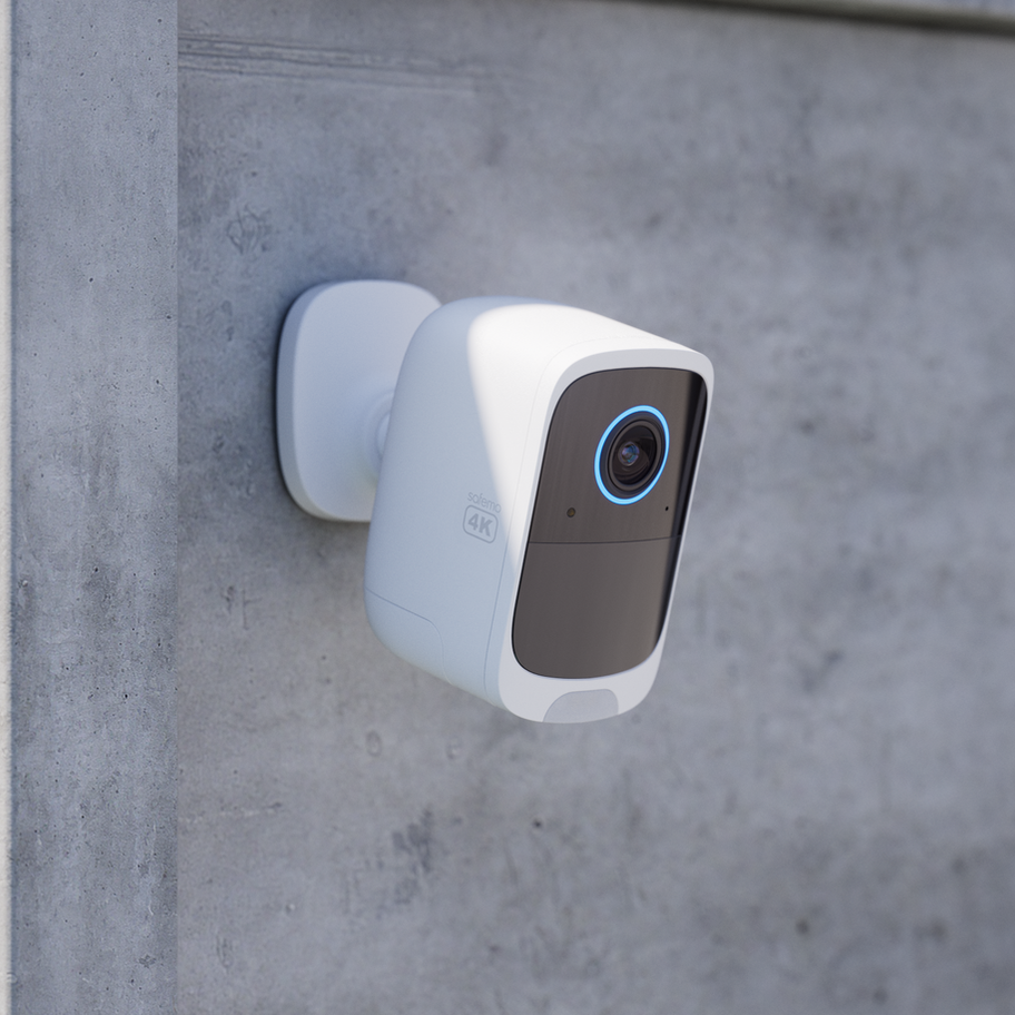 4K Cube Überwachungskamera kabellos, an Betonfassade montiert,Profil-Ansicht