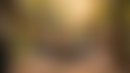 Kind auf Nestschaukel im Waldspielplatz wird von Elternteil sanft angeschubst – entspannte Übergangszeit nach dem Kindergarten.