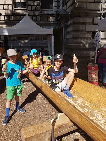 Enfants fiers de leurs outils.jpg
