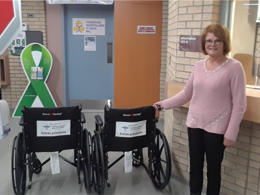 2 nouvelles chaises roulantes offertes par les Bénévoles de l'hôpital et du CHSLD d'Amos