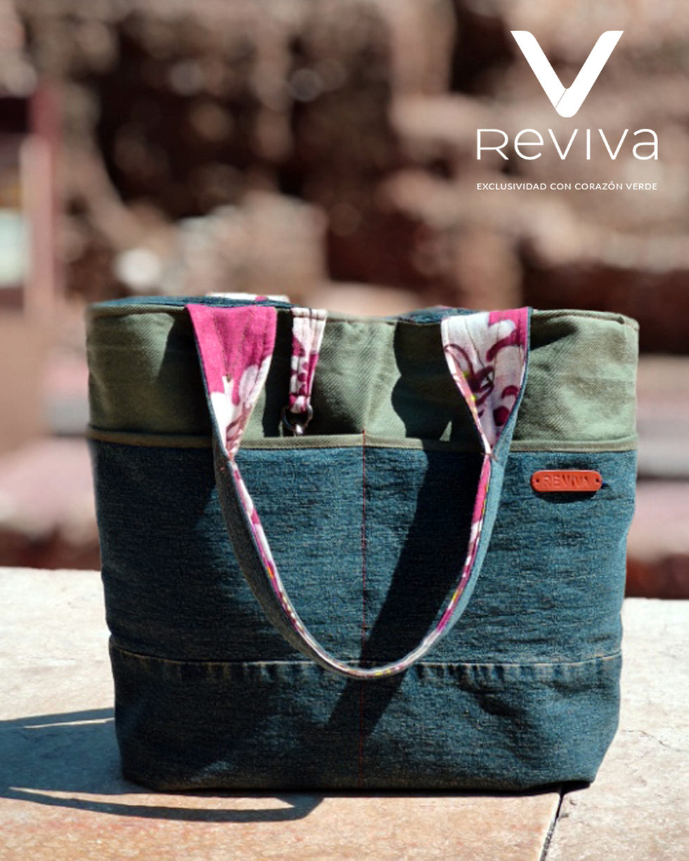 bolso totebag, verde, tejido denim y sarga, estampado granate floral, mosquetón para llaves.