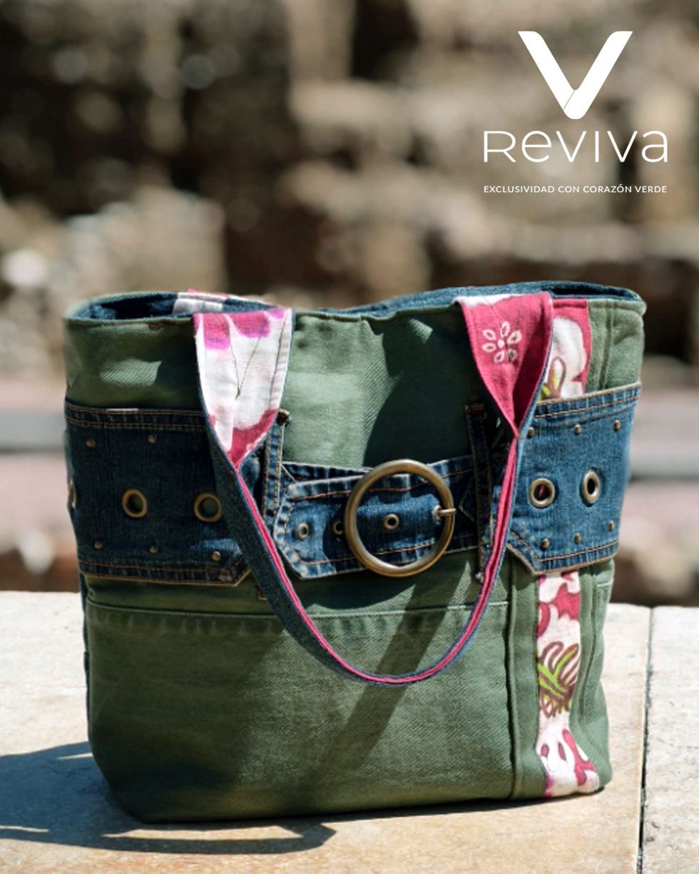 totebag verde, denim y estampado granate, detalle de cinturón en tejido vaquero con ojetes metálicos y hebilla redonda, asas con dos tejidos y bolsillos amplios en el trasero