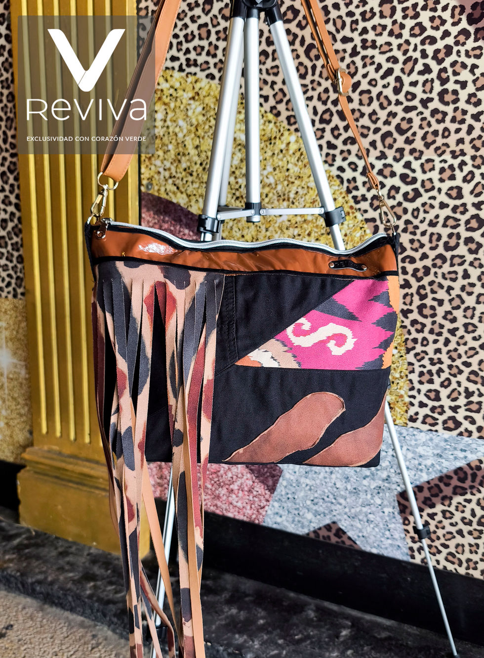 Bolso estilo 70`s, retro, hecho a mano con tejidos reciclados, diseño exclusivo, multicolor, flecos, clutch, bolso de mano, correa ajustable, parches de colores.