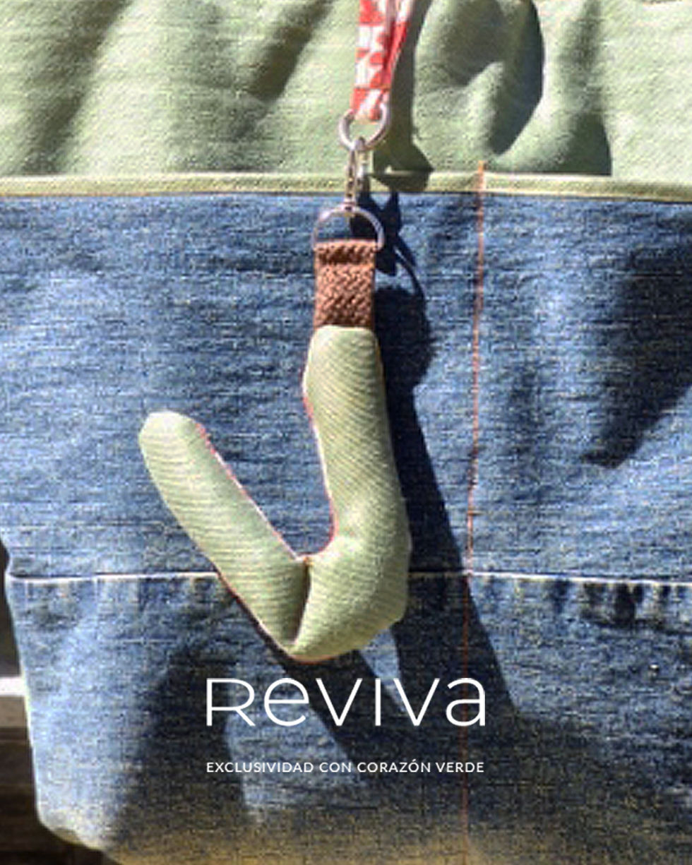 bolso totebag, verde, tejido denim y sarga, estampado granate floral, mosquetón para llaves.
