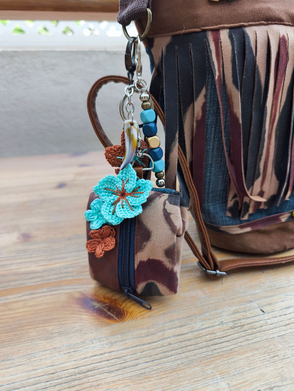 Bolso artesanal Dakota estilo western, hecho a mano en España con materiales reciclados, detalles boho chic y cuentas cosidas una a una.