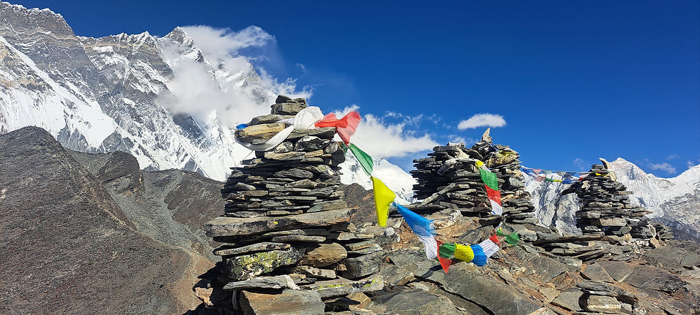 Nepalese gebedsvlaggen in de Himalaya
