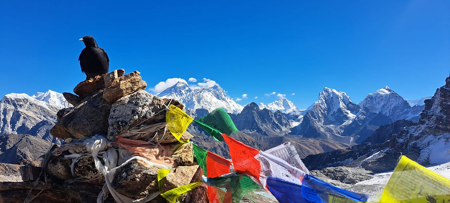 Mount everest base camp trekking, bergen met gebedsvlaggen, himalaya trekking, mount everest