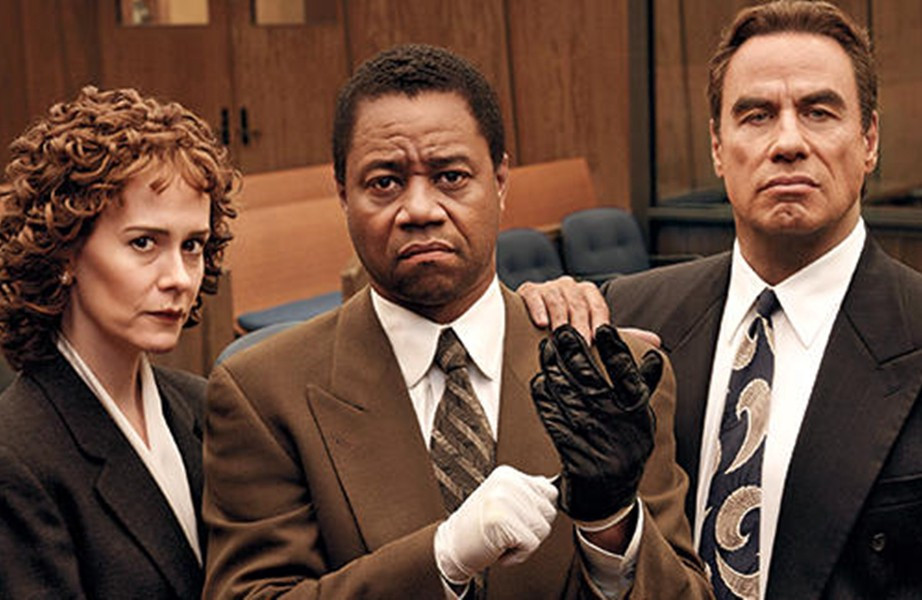 Os atores Sarah Paulson, Cuba Gooding Jr e John Travolta representando Marcia Clark, O.J. Simpson e Robert Shapiro na brilhante série da Netflix