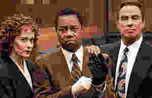Os atores Sarah Paulson, Cuba Gooding Jr e John Travolta representando Marcia Clark, O.J. Simpson e Robert Shapiro na brilhante série da Netflix