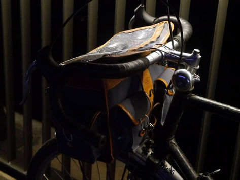 On the attachment and use of the traditional handlebar bag