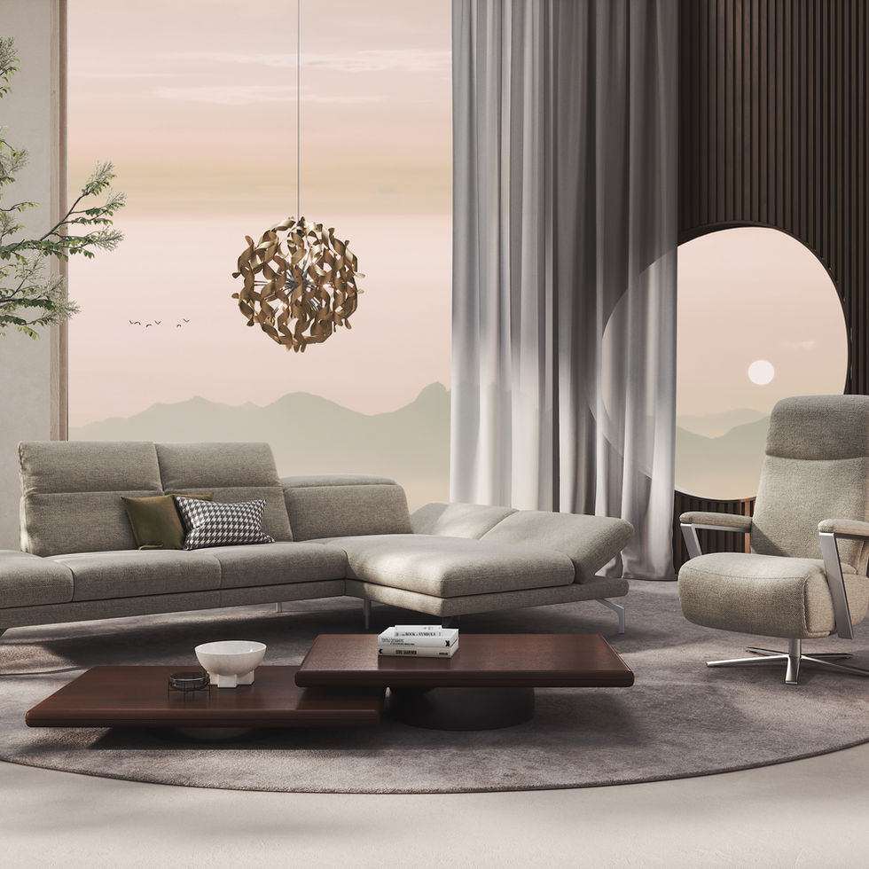 Wohnzimmer mit grauem Sofa und Relaxsessel vor großem Fenster.