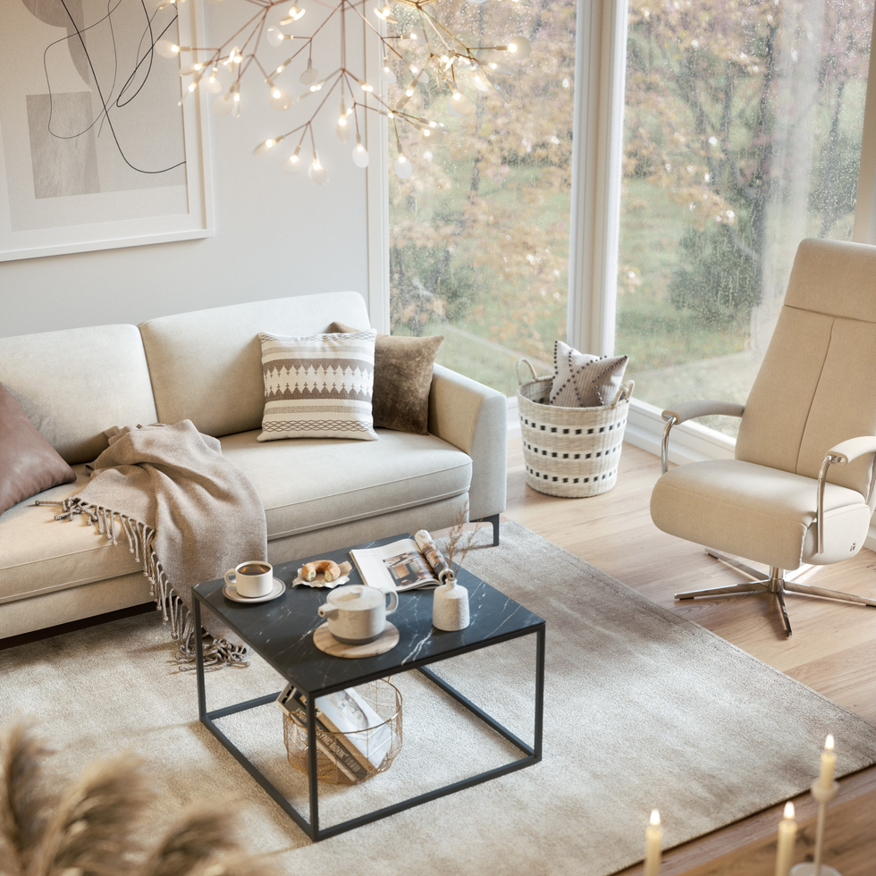 Wohnzimmer mit beigen Möbeln und weihnachtlicher Dekoration.