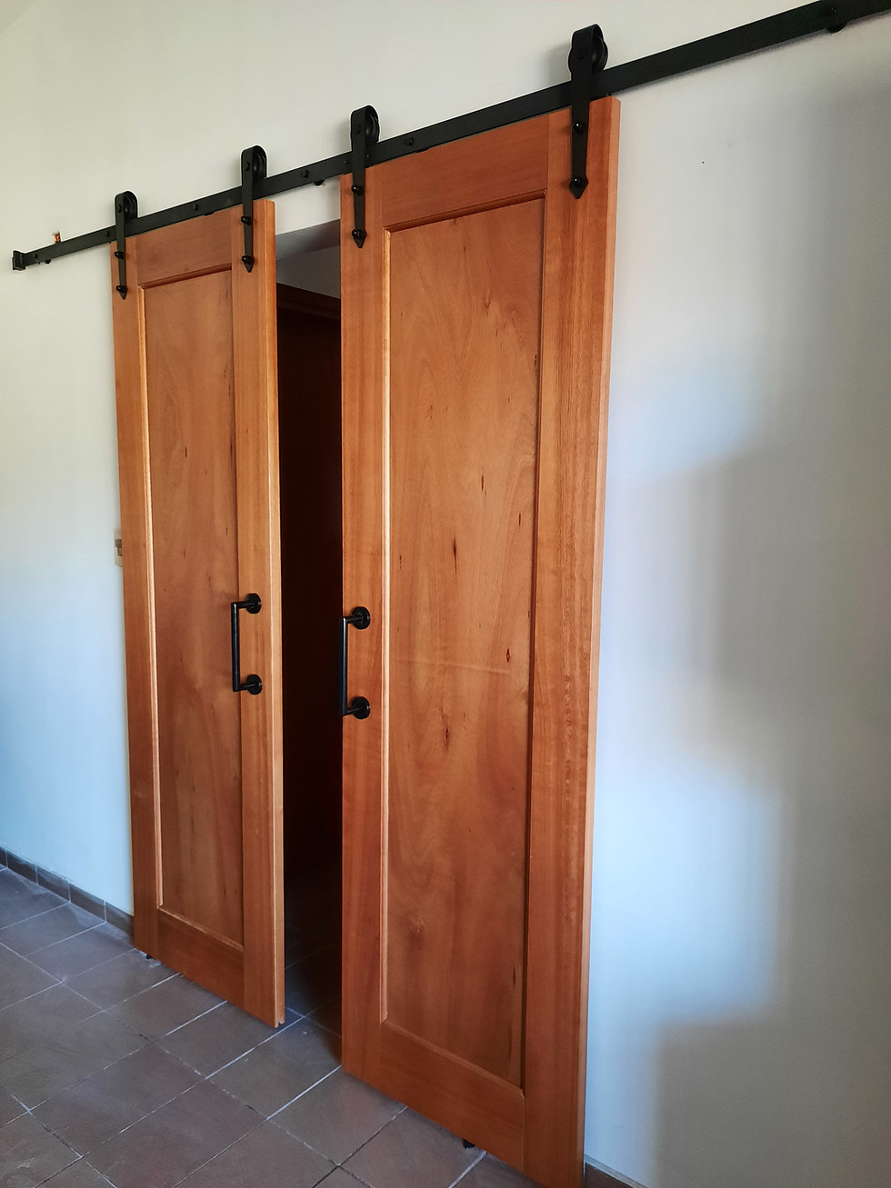 Miniatura: Puerta corrediza - ESTILO GRANERO 2 HOJAS LUSTRADA