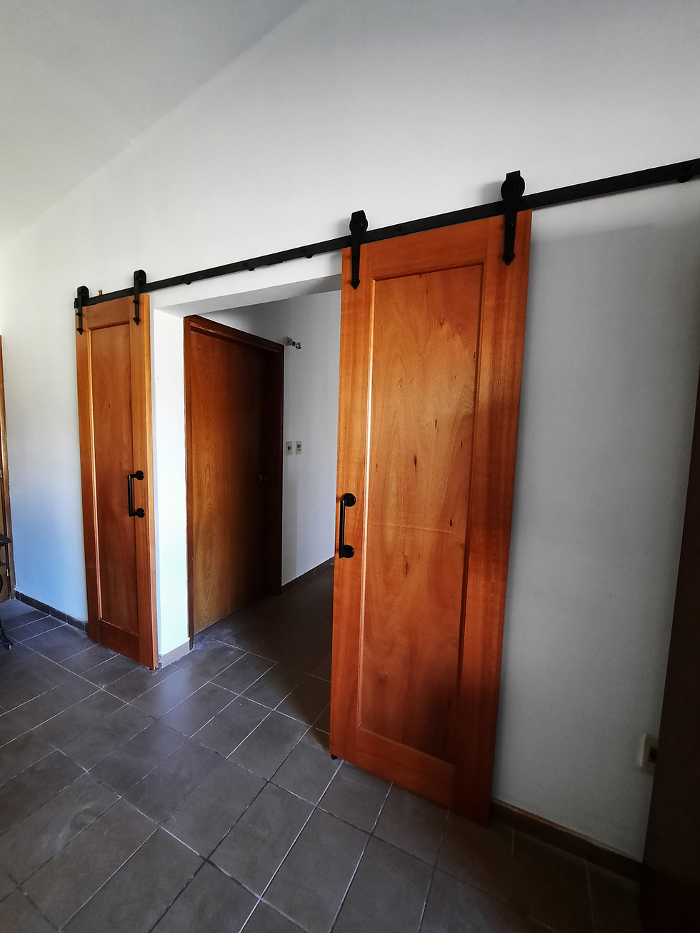 Miniatura: Puerta corrediza - ESTILO GRANERO 2 HOJAS LUSTRADA