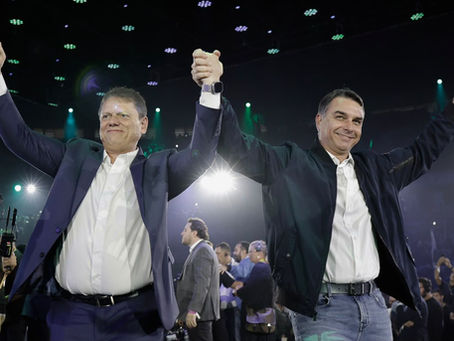 9 dias após condenação, Tarcísio repete "culto-palanque" com Flávio Bolsonaro e vira alvo de nova representação no Ministério Público Eleitoral
