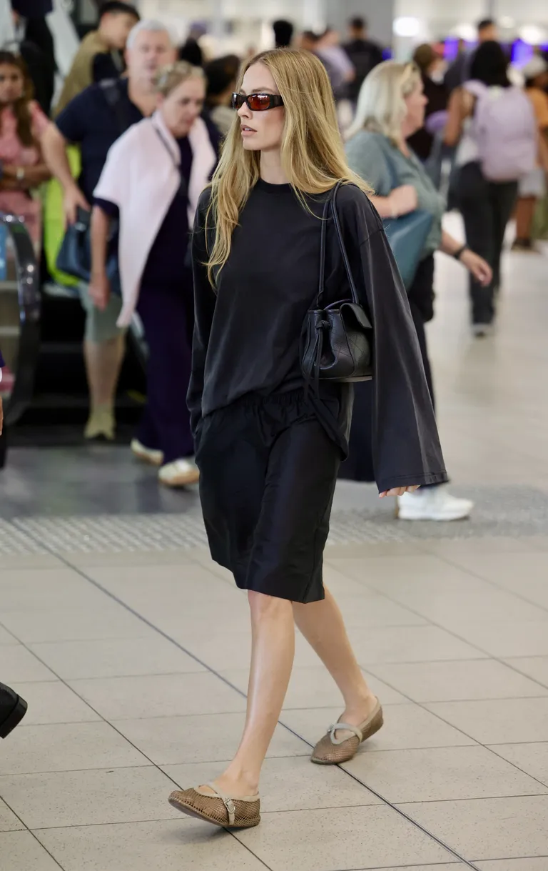 Fashion: Margot Robbie & Fall 2026 Bermuda Shorts How Knee-Length Minimalism Became the Season’s Most Ironic Cold-Weather Statement