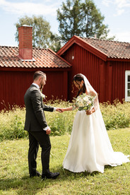 Bröllop Lövångergården, Västerbotten. First Look Bröllopsfotografering