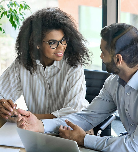 female-smiling-trainee-listening-to-indian-ceo-men-Q7Z6JWB.jpg