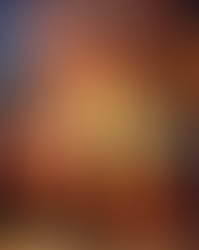 Mulher de cabelos pretos e longos, com vestido fluido e longo, caminhando em direção a uma luz com um desenho de um mapa astral circulando essa luz