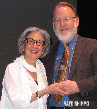 Barbara Takei is presented the National Park Conservation Association's Marjory Stoneman Douglas Award by Ron Sundergill, senior director of the NPCA's Pacific Region Office. (MARIO G. REYES/Rafu Shimpo)