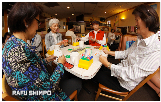From left: Kumiko Kusumoto, Yoko Izumi, Akiyo Kawabe and Joyce Kimura play duplicate bridge at Cherrystones in Gardena. (MARIO G. REYES/Rafu Shimpo)