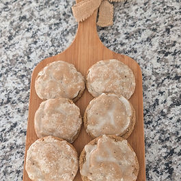 Experience the perfect balance of rich, warm flavor and comforting sweetness with our brown butter oat and molasses cookie. This deliciously savory cookie, with a bit of sweet icing on top, is crafted to satisfy your cravings. Treat yourself to a dairy-free delight that feels like home with every delicious bite.