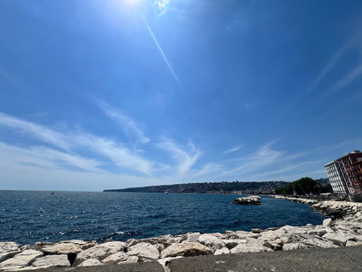 Napoli sorridente, luminosa e colorata