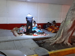 Entrega de alimentos y cobijas en las calles del centro de la CDMX.