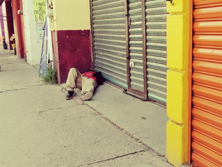 Así viven los indigentes en las calles del centro de León