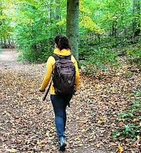 Sina wandert im Wald, Symbol für einen bewussten Lebensstil