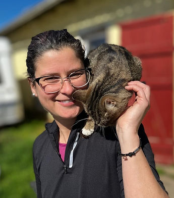 Sina mit Katze auf der Schulter, ruhige und freundliche Szene