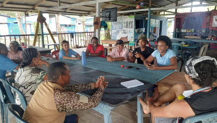 Comunidad afrodescendiente participando en procesos de consulta para fortalecer la equidad en proyectos de conservación del Pacífico colombiano.