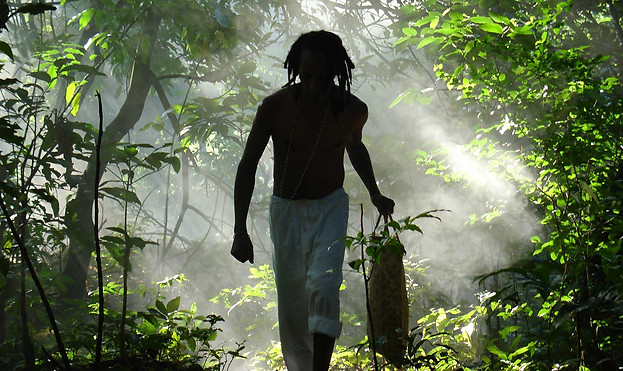 Cena-do-filme-Jardim-das-Folhas-Sagradas