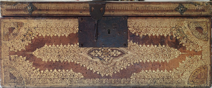 coffre 17ème siècle 20ème peinture huile sur toile restauration Yveline 78 Région Parisienne Paris Ile de France nettoyage, allègement de vernis, pose d'un nouveau vernis, réparation et retouche des impactes