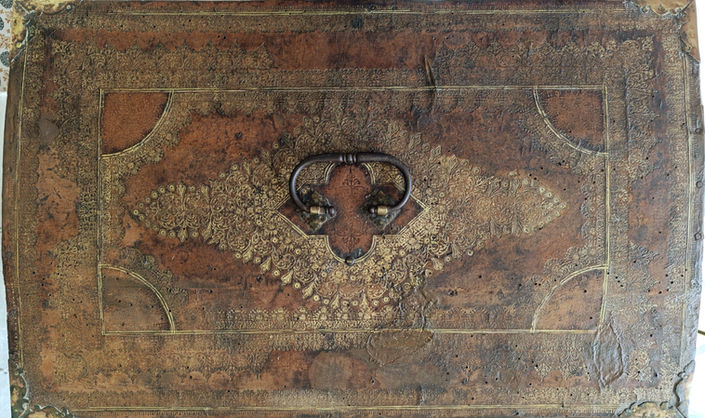 coffre 17ème siècle 20ème peinture huile sur toile restauration Yveline 78 Région Parisienne Paris Ile de France nettoyage, allègement de vernis, pose d'un nouveau vernis, réparation et retouche des impactes