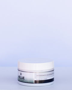 Protege y revitaliza tu piel con nuestra Crema Antioxidante Facial, diseñada para combatir los efectos del estrés ambiental y prevenir los signos prematuros del envejecimiento. Formulada con una poderosa combinación de nanosferas, vitamina A y E y extracto natural de arándanos, esta crema ofrece una barrera antioxidante efectiva que neutraliza los radicales libres y mejora la luminosidad de la piel.

El extracto de arándanos, rico en polifenoles, potencia la protección celular y promueve una piel más firme y uniforme, mientras que las nanosferas aseguran una liberación prolongada de activos esenciales para maximizar sus beneficios. Las vitaminas A y E trabajan en conjunto para regenerar y nutrir la piel en profundidad, restaurando su elasticidad y suavidad natural.