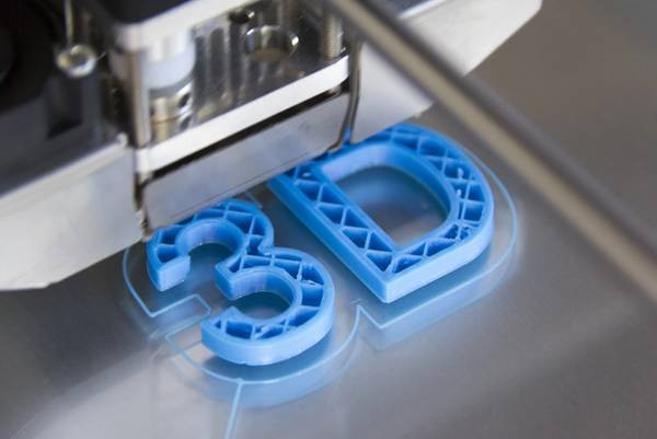 3D printer printing "3D" in plastic
