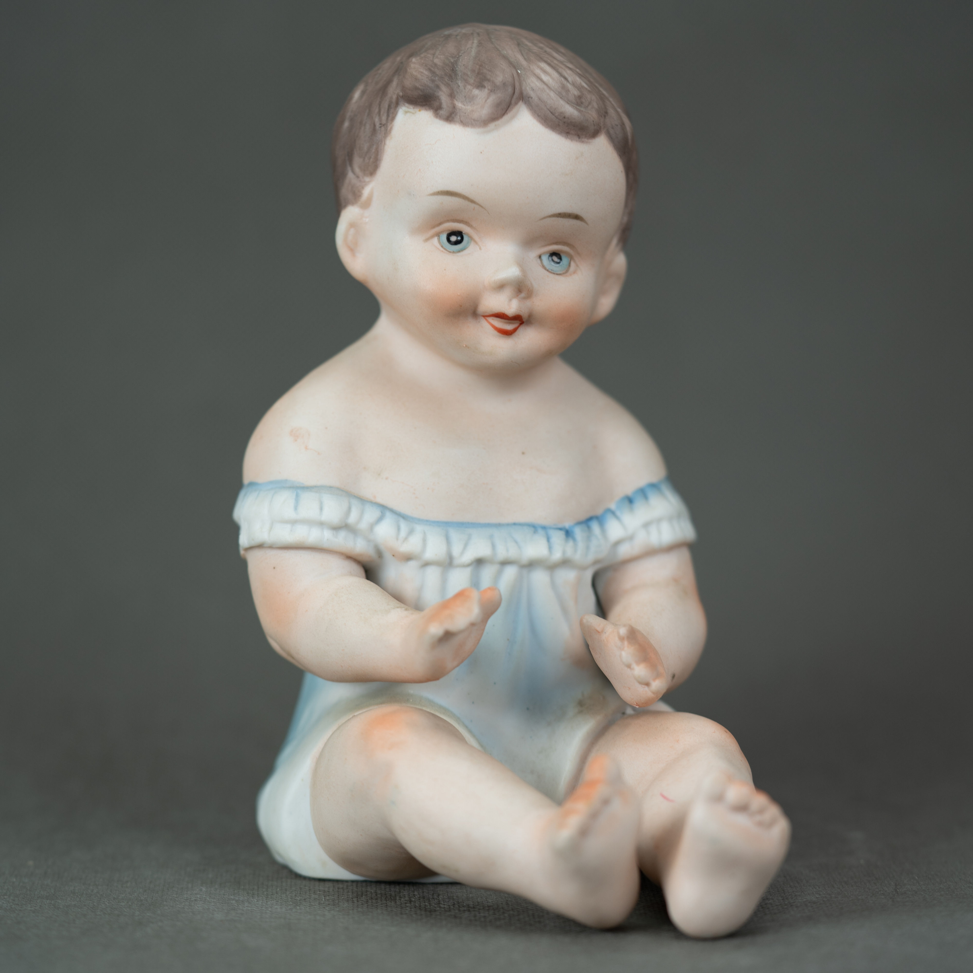 XIX w. BISKWITOWA FIGURKA SIEDZĄCEGO DZIECKA LALKA ANTYK PRZEDWOJENNA