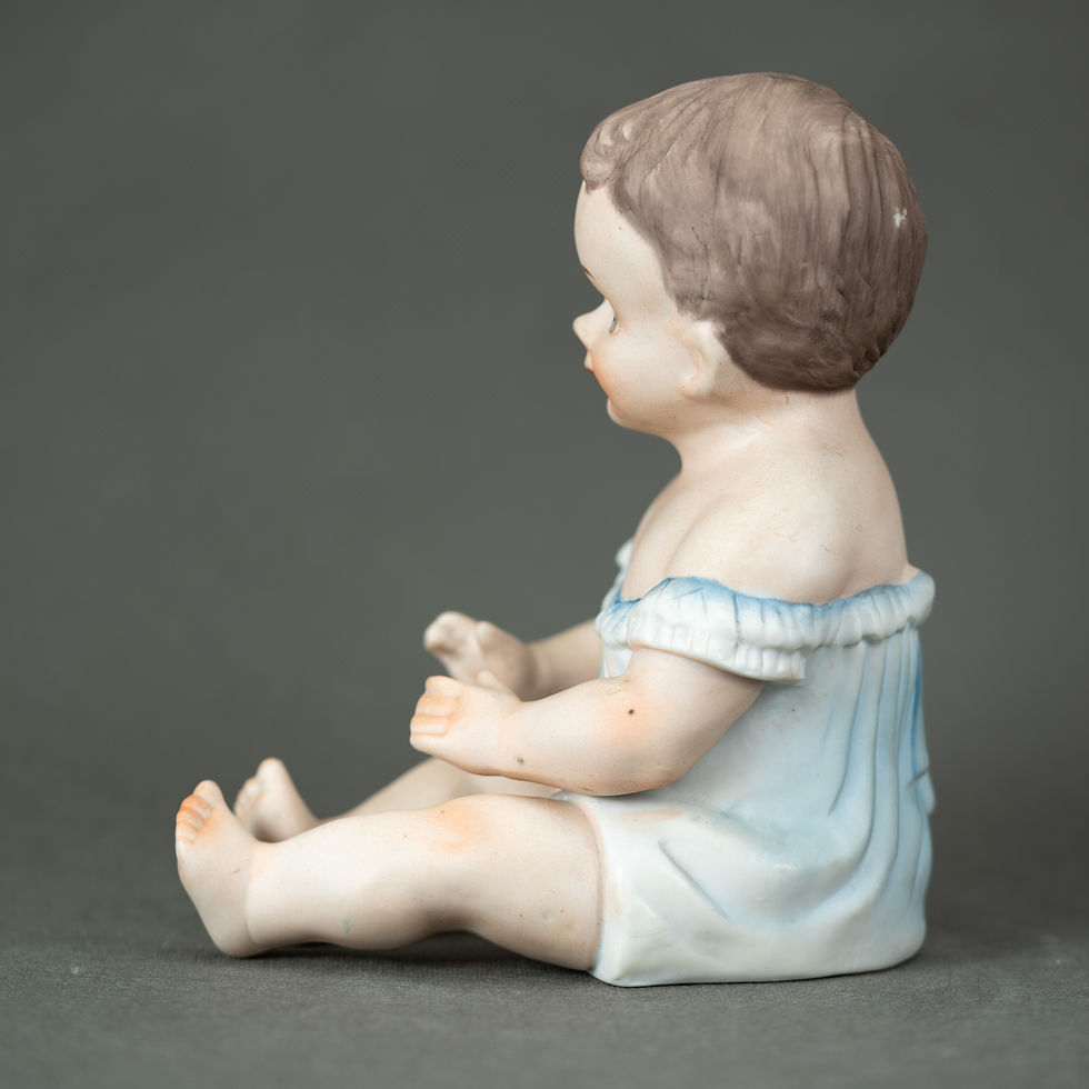 Miniatura: XIX w. BISKWITOWA FIGURKA SIEDZĄCEGO DZIECKA LALKA ANTYK PRZEDWOJENNA